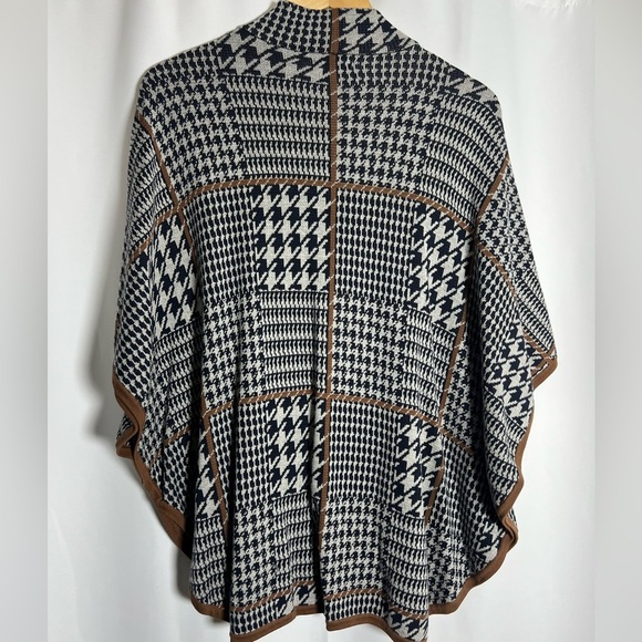 Stylish Black and White Houndstooth Women's Top - Picture 3 of 4